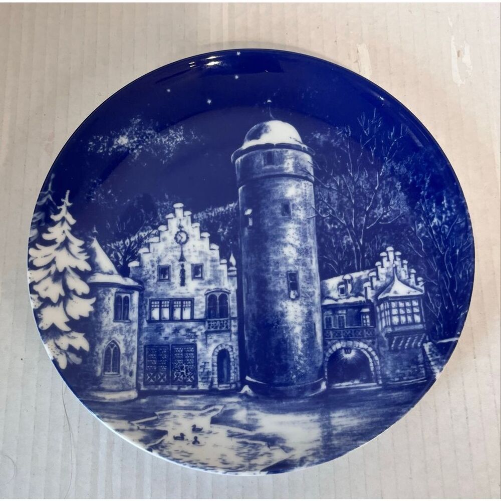 Royal Bavaria 1977 Schlop Mespelbrunn Decorative Collectors Plate   7.5 Inches